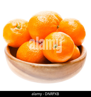 Tasty Sweet Orange mandarine Mandarine Mandarine Fruits au bol en bois isolé sur fond blanc Banque D'Images