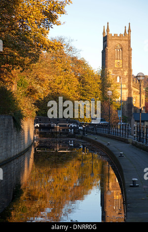 B-5520 en haut de Tuel Lane, avec l'Église du Christ dans l'arrière-plan, Sowerby Bridge, West Yorkshire Banque D'Images