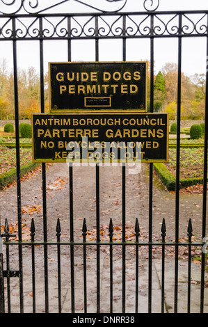 Gate dans les parterres à Antrim Banque D'Images