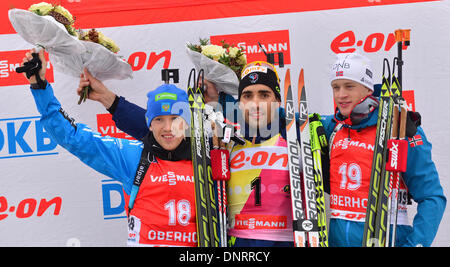 Oberhof, Allemagne. 05 Jan, 2014. Deuxième placé Alexey Volkov de Russie (L-R), Martin Fourcade vainqueur de la France et du troisième bep de Norvège cheer sur le podium après le Men's 15 km départ groupé à la coupe du monde de biathlon à la DKB ski arena à Oberhof, Allemagne, 05 janvier 2014. Photo : MARTIN SCHUTT/dpa/Alamy Live News Banque D'Images