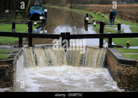 Godalming, UK. 5Th Jan, 2013. L'eau coule sur les inondations d'écluses à Godalming, Surrey après la rivière Wey éclate à nouveau ses banques Credit : Joanne Roberts/Alamy Live News Banque D'Images