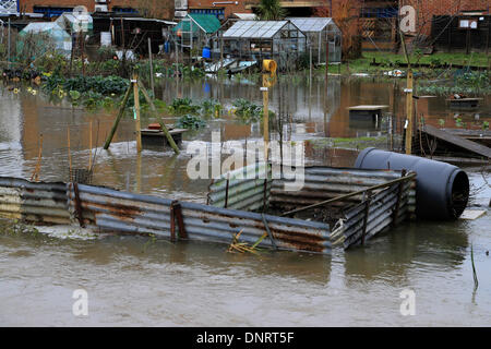 Godalming, UK. 5Th Jan, 2013. Jardins inondés à Godalming, Surrey ce matin, après la rivière Wey éclate ses banques de nouveau. Credit : Joanne Roberts/Alamy Live News Banque D'Images