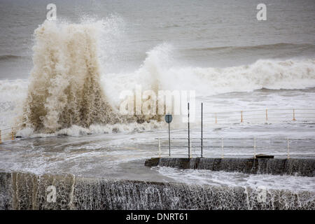 Aberystwyth, Pays de Galles, Royaume-Uni. 5Th Jan, 2013. Des grandes marées et de forts vents continuent d'Aberystwyth lash et la côte du Pays de Galles. De grosses vagues, a éclaté au cours de la promenade, et le lancement de la RNLI lifeboat Aberystwyth par mesure de précaution, de patrouiller la côte autour de la ville. Malgré le mauvais temps, de nombreuses personnes ont visité la promenade de voir par eux-mêmes les dégâts causés par les tempêtes répétées. L'Assemblée galloise, ministre des Ressources naturelles et de l'alimentation, Alun Davies, s'est rendue dans la ville à voir et à évaluer les dégâts. Credit : atgof.co/Alamy Live News Banque D'Images