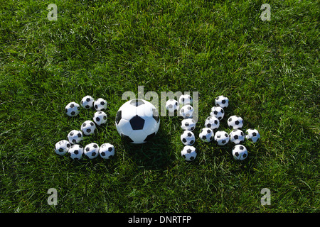 Message pour 2014 faite avec de petits ballons de football sur terrain de football en herbe verte Banque D'Images