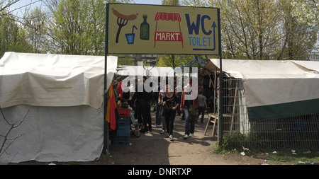 Le Sunny View, d'arbres verts, les gens marcher entre les étals de la canopée blanche ci-dessous signe, entrée latérale, marché aux puces de Mauerpark, Berlin Banque D'Images