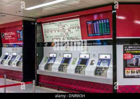 Machine automatique de billets à l'Aéroport International de Narita, le Narita, Chiba Prefecture, Japan Banque D'Images