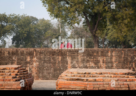 Deux moines dans l'enceinte de l'ancien monastère à Dhamekh Stoupa s à Sarnath, Inde Banque D'Images