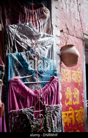 Pantalon style indien typique vendue à Varanasi (Bénarès), en Inde. Banque D'Images