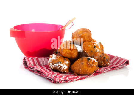 La cuisson traditionnel hollandais oliebollen isolated over white background Banque D'Images