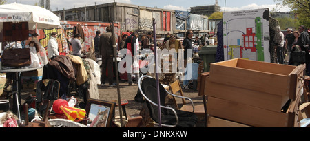 Le Sunny View, à des gens qui marchent, les conteneurs graffiti vente de décrochage des jouets, des meubles, bric-à-brac, marché aux puces de Mauerpark, Berlin Banque D'Images