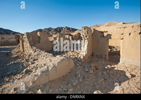 Portes d'un bâtiment abandonné dans une ville fantôme désertée Banque D'Images