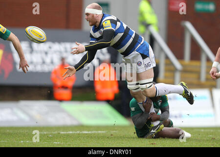 Leicester, Royaume-Uni. 05 Jan, 2014. Matt Garvey (baignoire) est abordé par Vereniki Goneva (Tigres) au cours de l'Aviva Premiership match entre Leicester Tigers et Bath Rugby de Welford Road. Credit : Action Plus Sport/Alamy Live News Banque D'Images