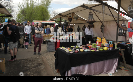 Le Sunny View, à burger végétalien décrochage, les gens marcher, shoppers à bloquer la vente de pots colorés, marché aux puces de Mauerpark, Berlin Banque D'Images