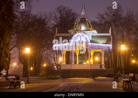 Ville gazebo en bois décoré de guirlandes de New Year's Eve Banque D'Images