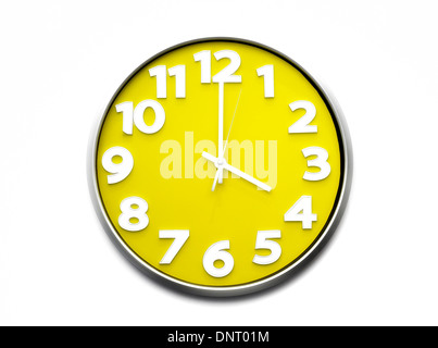 Horloge jaune 4 o'clock l'horloge sonne quatre heures 1600 Banque D'Images