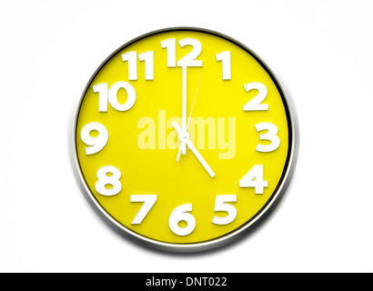 Horloge jaune 5 o'clock l'horloge sonne cinq heures 1700 Banque D'Images