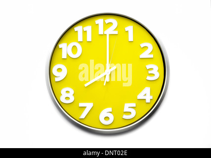 Horloge jaune visage 8 heures l'horloge sonne huit heures 20,00 Banque D'Images