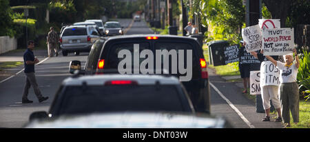 Kailua, Hawaii. 4 janvier, 2014. Les manifestants sont considérés comme des signes de portefeuille Le président des États-Unis, Barack Obama retourne à son cortège du composé aux vacances Kailuana Place au retour d'une randonnée sur la Na Pohaku O Hauwahine trail off de Kapaa Quarry road le 4 janvier 2014 à Kailua, Hawaii. L'Obamas sont sur les vacances d'hiver et retour à DC ce weekend. Credit : Kent Nishimura / Piscine via CNP/dpa/Alamy Live News Banque D'Images
