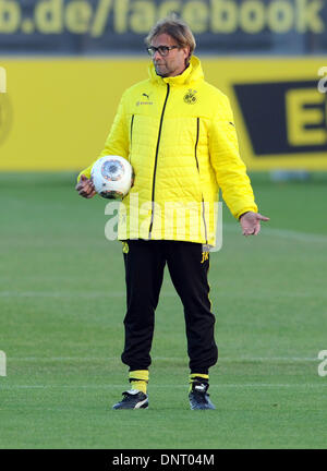 Dortmund, Allemagne. 05 Jan, 2014. L'entraîneur-chef du Borussia Dortmund JÜRGEN KLOPP cherche sur lors d'une session de formation de la Bundesliga allemande soccer club Borussia Dortmund à Dortmund, en Allemagne, 05 janvier 2014. Photo : CAROLINE SEIDEL/dpa/Alamy Live News Banque D'Images