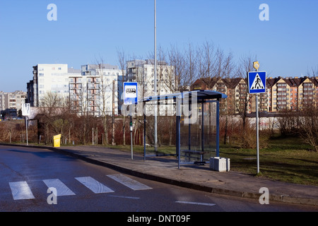 Arrêt de bus sale vide dans une petite ville européenne Banque D'Images