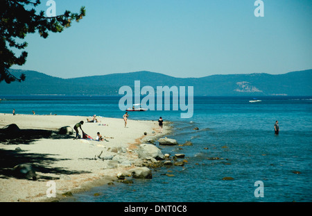 Les vacanciers profiteront d'une plage de sable à Pine Point de sucre sur les rives du lac Tahoe en Californie Banque D'Images