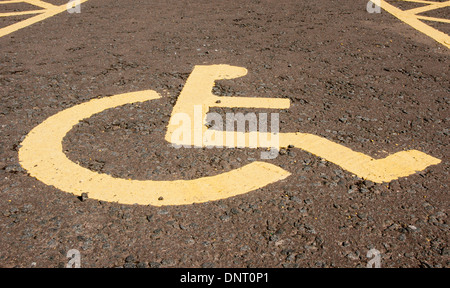 Le symbole peint dans un espace de stationnement réservé pour les personnes ayant une personne handicapée 'Blue Badge' permis de stationnement Banque D'Images