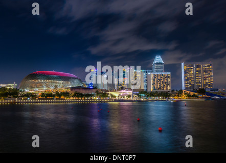 Vue de nuit sur l'Esplanade - Theatres on the Bay, Singapour Banque D'Images