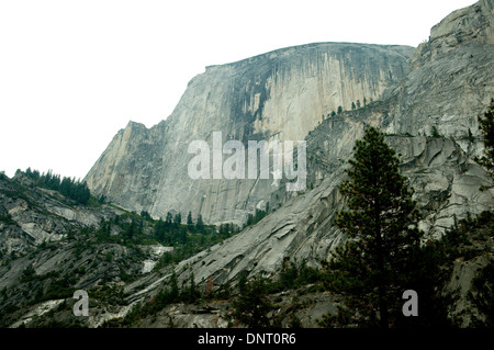 El Capitan, un monolithe de granit 3593 pieds de haut, est la célèbre montagne mos in California's Yosemite National Park Banque D'Images