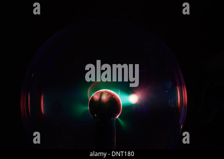 Arcs d'électricité à partir d'une boule de plasma - Globe - Lampe quand le toucher de doigt Banque D'Images