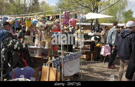 Le Sunny View, d'arbres verts, les gens marcher passé bloquer la vente des jouets et des ballons colorés, marché aux puces de Mauerpark, Berlin Banque D'Images