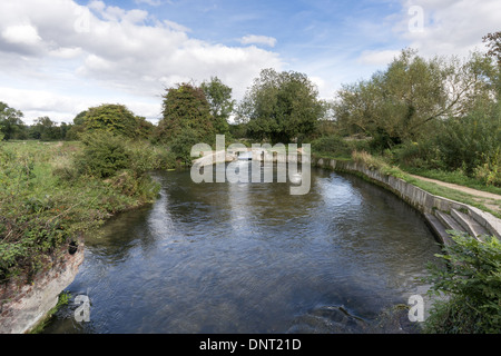 Shawford verrou sur la navigation Itchen qui s'étend à l'ouest de la rivière 'propre' dans le Hampshire Itchen, England, UK Banque D'Images