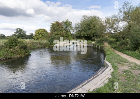 Shawford verrou sur la navigation Itchen qui s'étend à l'ouest de la rivière 'propre' dans le Hampshire Itchen, England, UK Banque D'Images