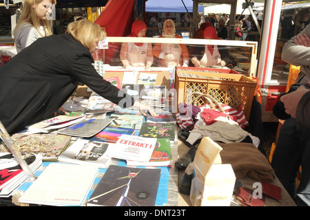 Le Sunny View woman table plein air livres d'art, à trois foulards de tête mesdames cookin'alimentation, marché aux puces de Mauerpark, Berlin Banque D'Images