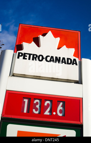 Prix du gaz naturel au Canada, 132,6 cents le litre, à station-service Petro-Canada à Vancouver, BC. Janvier 2014. Banque D'Images