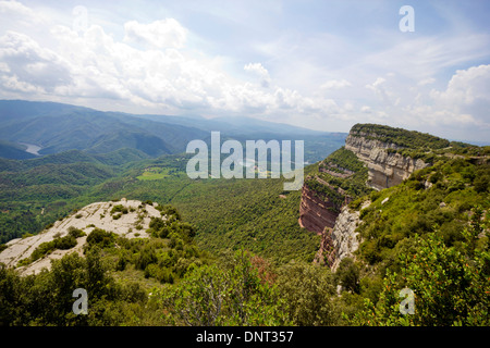 Falaises calcaires à Tavertet au Sau réservoir (Parc natural del Collsacabra), en Catalogne (Espagne) Banque D'Images