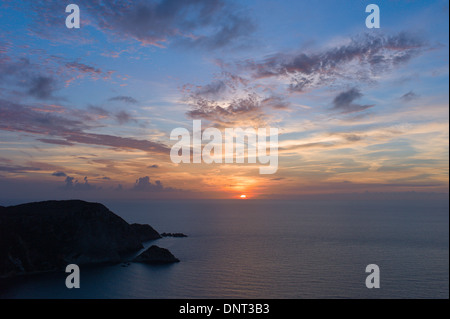 Coucher du soleil à Baie de Petani, péninsule de Paliki, Céphalonie, Grèce Banque D'Images