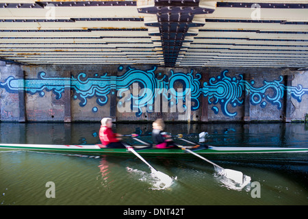 Un couple de l'aviron sur la navigation de la rivière Lee, Hackney Wick, Londres, Royaume-Uni Banque D'Images