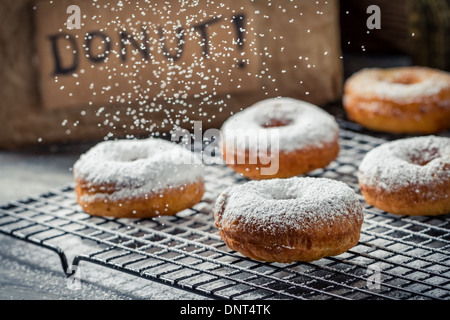 Donuts décorés avec du sucre en poudre Banque D'Images