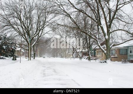 Oak Park, Illinois USA. 5 janvier 2014. Nord enneigé Avenue Taylor durant la tempête actuelle. Comme le vortex polaire se déplace dans ce soir, les températures tombent aussi bas à -20ºF/-29ºC par lundi matin. Credit : Todd Bannor/Alamy Live News Banque D'Images