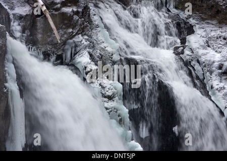 Snoqualmie Falls en hiver au milieu de la neige et de la glace, Snoqualmie, Washington. Banque D'Images