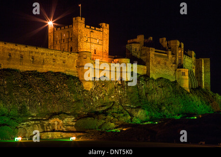 Une nuit en temps réel de Château de Bamburgh Northumberland en courts à Noël à la recherche du village de Bamburgh Banque D'Images