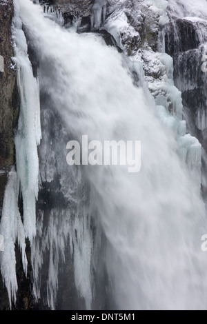 Snoqualmie Falls en hiver au milieu de la neige et de la glace, Snoqualmie, Washington. Banque D'Images