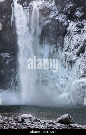 "Snoqualmie Falls au milieu de la neige et la glace en hiver, Snoqualmie, Washington. Banque D'Images