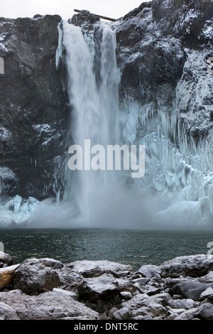 "Snoqualmie Falls au milieu de la neige et la glace en hiver, Snoqualmie, Washington. Banque D'Images