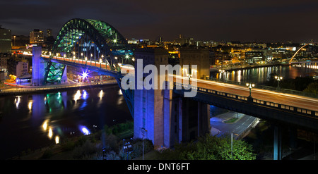 Le but de Newcastle Quayside et le pont Tyne au crépuscule comme vu du Gateshead Banque D'Images