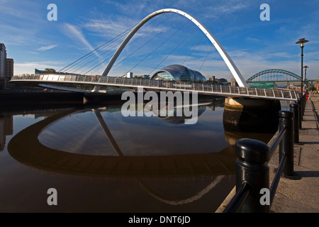 Une journée ensoleillée en été vue de Gateshead Millennium Bridge reflétée dans la rivière Tyne regardant vers le pont Tyne Banque D'Images