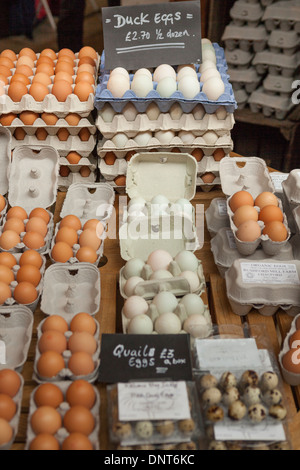 Oeufs biologiques,compteur,Southwark Borough Market,Londres,Angleterre Banque D'Images