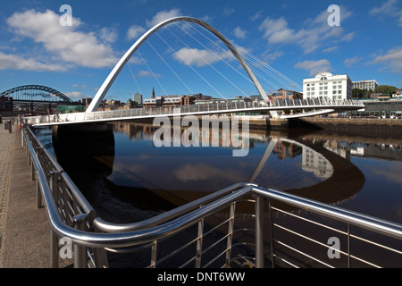 Une journée ensoleillée en été vue de Gateshead Millennium Bridge reflétée dans la rivière Tyne regardant vers le pont Tyne Banque D'Images