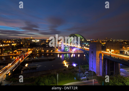 Le but de Newcastle Quayside et le pont Tyne au crépuscule comme vu du Gateshead Banque D'Images