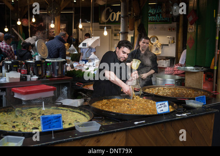 Vendeurs de fast food, Borough Market, London,UK,Southwark Banque D'Images